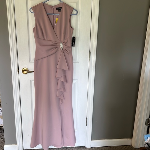 Jessica Howard Gown - Picture 1 of 6